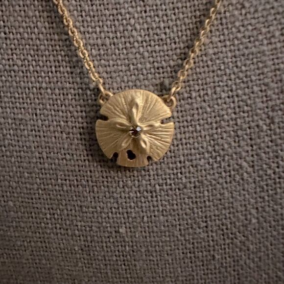 Vinatge gold necklace with sand dollar charm. - Picture 2 of 6